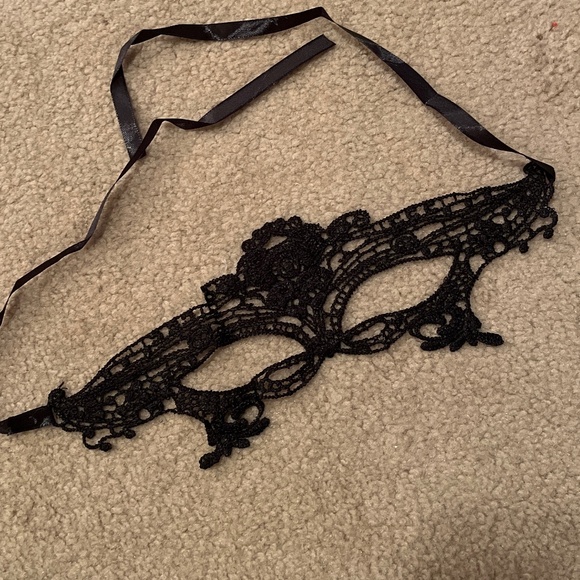 NWOT black Masquerade Ball Mask- appliqué with satin tie wrap - Picture 1 of 8